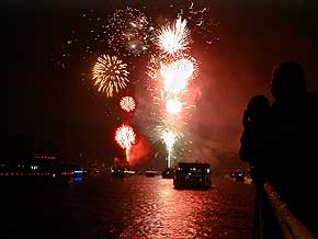 Rhein-Schifffahrten mit Feuerwerk Mittelrhein-Lichter. Pressefoto 